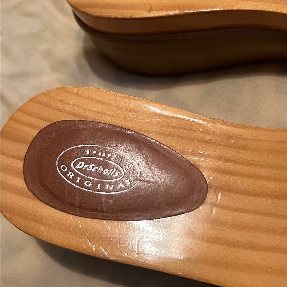 Dr. Scholl's Original Sandal with a wooden sole and a beige tan leather strap 9 - Picture 2 of 6